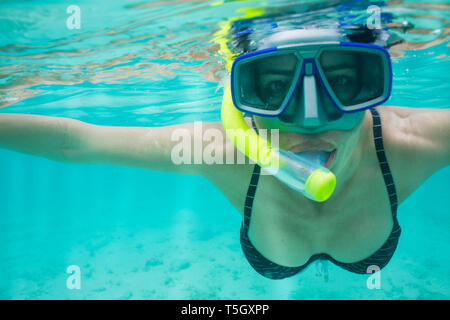 Ritratto di donna snorkeling sotto l'acqua Foto Stock