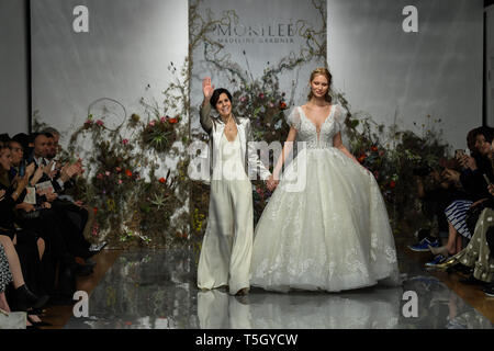 NEW YORK, NY - 11 aprile: Designer Madeline Gardner e modello a piedi la pista durante la Morilee da Madeline Gardner Primavera 2020 bridal fashion show. Foto Stock