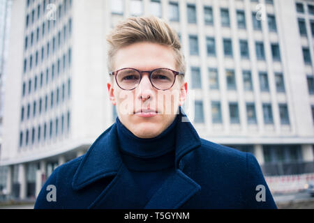 Ritratto di giovane serio nella città Foto Stock