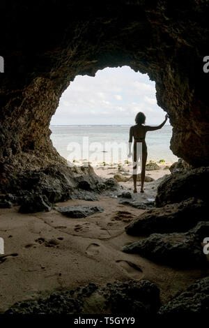 Giovane donna in grotta, vista posteriore Foto Stock