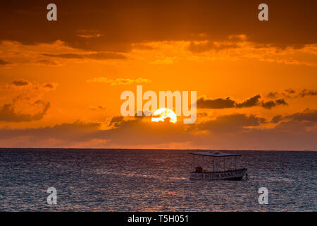 Giamaica Negril, Seven Mile Beach, la piccola pesca in barca al tramonto Foto Stock