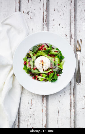 Insalata orientale con la menta, pistacchi, i semi di melograno e burrata Foto Stock