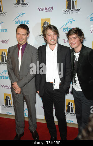 LOS ANGELES, CA. Ottobre 24, 2006: ISAAC HANSON (sinistra), Zac Hanson & Taylor Hanson - del gruppo pop Hanson - alla decima edizione Hollywood Awards Gala - il gala di chiusura del 2006 Festival di pellicola di Hollywood - al Beverly Hills Hilton. Immagine: Paul Smith / Featureflash Foto Stock