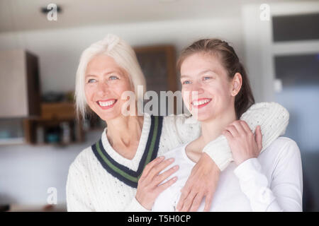 Ritratto di felice madre abbracciando la sua figlia adulta Foto Stock