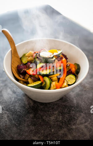 Mix di verdure cotte nel recipiente per la cottura a vapore, Foto Stock