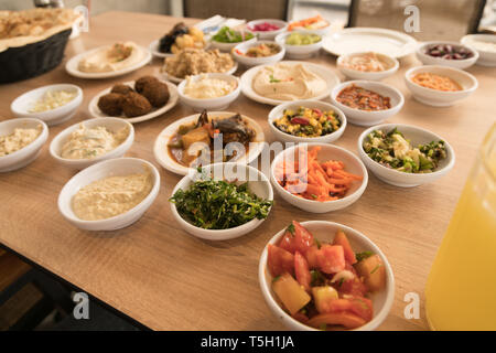 Visualizzazione di una tabella di grandi dimensioni con gli arabi insalata e pane pita cestello Foto Stock