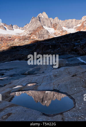 La Groenlandia, Sermersooq, Kulusuk, Schweizerland Alpi, acqua piscine in ombra e le montagne in presenza di luce solare Foto Stock