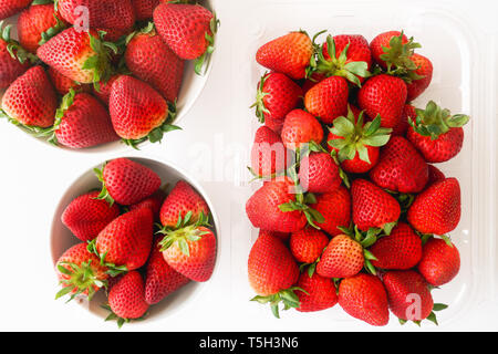 Le fragole n Box e fragole su piastre, vicino, vista dall'alto Foto Stock