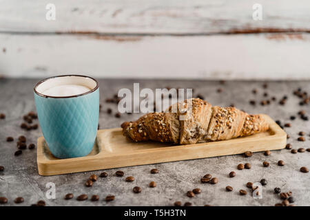 Tazza di caffè bianco e un intero pasto croissant Foto Stock