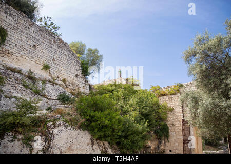 Sicilia Siracusa Provincia, Noto Antica, uomo in piedi sulla porta di montagna Foto Stock