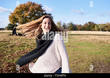 Ritratto di felice giovane donna in un parco Foto Stock
