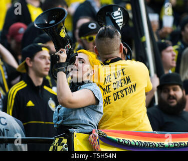 Aprile 24, 2019: Un Columbus Crew SC cheers ventola il suo team su contro DC uniti nel loro gioco in Columbus, Ohio, Stati Uniti d'America. Brent Clark/Alamy Live News Foto Stock