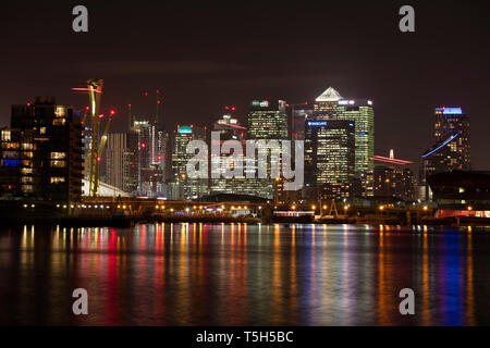Regno Unito, Inghilterra, Londra, Docklands, Canary Wharf, Thames di Fiume di notte Foto Stock
