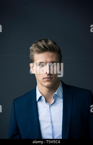 Ritratto di grave giovane impreditore Foto Stock