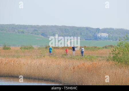 Una famiglia ammira il panorama del Parco Naturale di St Aidan a Swillington, Leeds Foto Stock