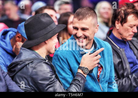 Cruiserweight assoluto campione del mondo frm Simferopol Alexander Usyk +LtHeavyWBC World Champ Alexander Gvozdyk da Kharkov godetevi il tempo ringside a Kiev Foto Stock