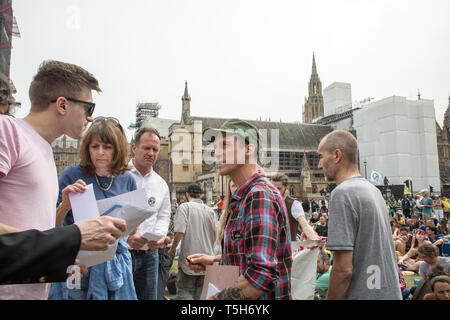 Londra, Regno Unito. Il 23 aprile 2019. Gli attivisti ambientali estinzione della ribellione marzo da Marble Arch a Piazza del Parlamento, Westminster London. I membri Foto Stock