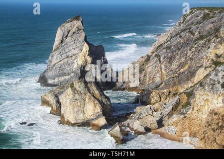 Bella Orsa beach con i suoi colossali formazioni rocciose e il blu Oceano Atlantico Foto Stock