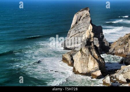 Bella Orsa beach con i suoi colossali formazioni rocciose e il blu Oceano Atlantico Foto Stock