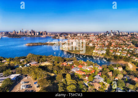 Benestante sobborgo di Sydney Mosman sulla North Shore inferiore di Sydney Harbour elevati vista aerea da lo zoo di Taronga verso la città CBD punti di riferimento. Foto Stock