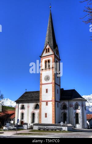 Sistrans, Kirche, Innsbruck Innsbruck Land Tirolo, Nordtirol, Innsbruck, Terrasse, Mittelgebirgsterrasse, Dorf, Pfarrkirche, Gertrude, Heilige Gertra Foto Stock