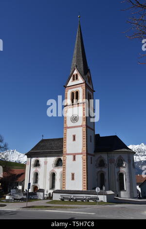 Sistrans, Kirche, Innsbruck Innsbruck Land Tirolo, Nordtirol, Innsbruck, Terrasse, Mittelgebirgsterrasse, Dorf, Pfarrkirche, Gertrude, Heilige Gertra Foto Stock