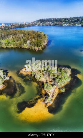 Narrabeen lago e laguna in una giornata di sole in verticale il sovraccarico dell'antenna panorama dalla superficie dell'acqua per plateau distanti e la costa del Pacifico. Foto Stock