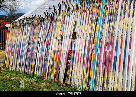 Recinzione fabbricato dal vecchio sci alpino; Salida; Colorado; USA Foto Stock