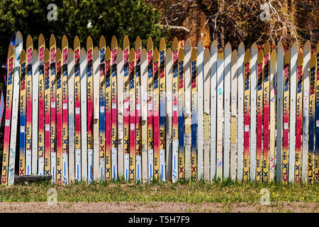 Recinzione fabbricato dal vecchio sci alpino; Salida; Colorado; USA Foto Stock