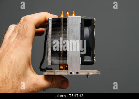Uomo con polvere sporco computer CPU dello scambiatore di calore del  dissipatore di calore di un server PC workstation con una ventola lato  sinistro Foto stock - Alamy