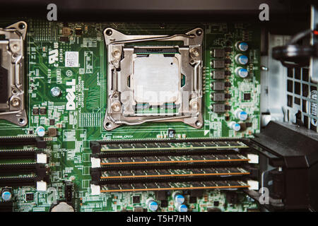 Parigi, Francia - Apr 17, 2019: Dell Precision Workstation con CPU doppia da uno di esso con applicata la pasta termica per dissipatore di calore Foto Stock