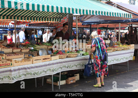 Mercato, Cours Saleya, Città Vecchia, Nizza, Alpes Maritimes, Provenza, Cote d'Azur, Costa Azzurra, Francia, Europa Foto Stock