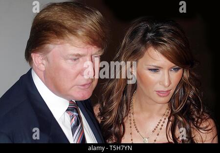 DONALD TRUMP E MELANIA KNAUSS 2004 A OLYMPUS FASHION WEEK: Marc Jacobs primavera 2005 raccolta presso il Molo 54 IN NEW YORK CITY foto da John Barrett/il PHOTOlink Foto Stock