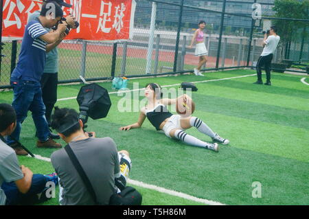 Shenzhen, Cina: gli appassionati di fotografia riprese modelli femmina insieme Foto Stock