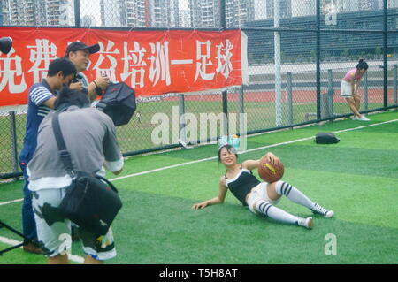 Shenzhen, Cina: gli appassionati di fotografia riprese modelli femmina insieme Foto Stock