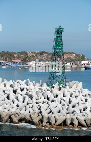 Torre faro sulla forma concreta frangiflutti, Mazatlan Harbour, Messico. Foto Stock