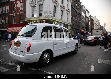 I taxi di colore bianco in Little Italy, SOHO, London, England, Regno Unito Foto Stock