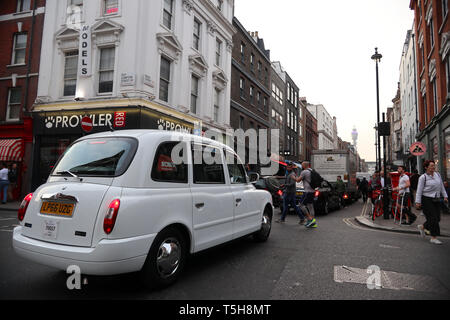 I taxi di colore bianco in Little Italy, SOHO, London, England, Regno Unito Foto Stock