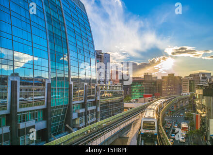 Linea Wenhu di Taipei sistema di metropolitana al crepuscolo Foto Stock