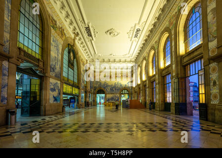 Porto, Portogallo - 26 Settembre 2018: pannello azulejo e piastrella adornati di vestibolo in alla Stazione Ferroviaria di Sao Bento, Porto. Foto Stock