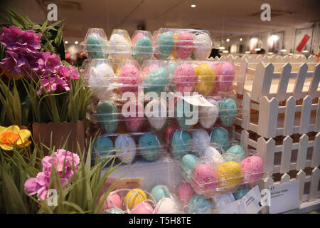 Uova di Pasqua in vendita a battenti Tiger Store, Tottenham Court Road, Londra, Inghilterra, Regno Unito Foto Stock