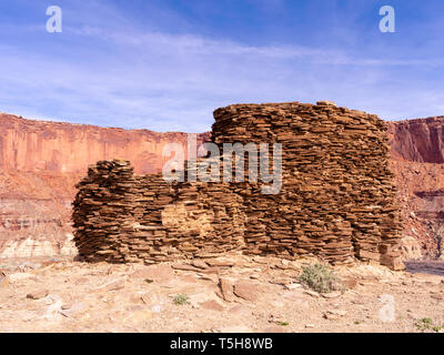 Rovina Anasazi si trova a Fort fondo, sopra il fiume Verde, Island in the Sky District, il Parco Nazionale di Canyonlands, Moab, Utah, Stati Uniti d'America. Foto Stock