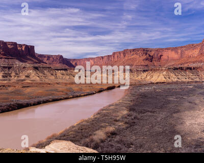 Vista del fiume verde che si snoda nella zona di Fort fondo, Island in the Sky District, il Parco Nazionale di Canyonlands, Moab, Utah, Stati Uniti d'America. Foto Stock