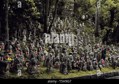 Righe di Jizo statue in pietra sul pendio di una collina a Kyoto, in Giappone presso il Tempio Kiyomizu-Dera Foto Stock