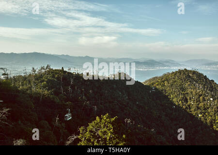 Il giro in gondola attraverso il monte Misen paesaggio affacciato Miyajima e baia di Hiroshima. Miyajima, Giappone Foto Stock