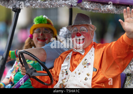 Wilmington, Carolina del Nord, Stati Uniti d'America - Aprile 6, 2019: Il North Carolina Azalea Festival, città portuale sciocco clown, Sorridendo e agitando a persone durante il p Foto Stock
