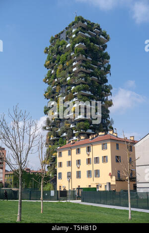 Il Bosco verticale (Bosco Verticale), il grattacielo di Porta Nuova distretto, vicino a Milano Porta Garibaldi Stazione ferroviaria Foto Stock
