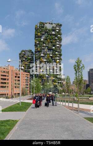 Complesso architettonico progettato da Studio Boeri, il "Bosco Verticale" (bosco verticale) a Milano Foto Stock