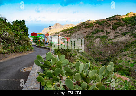 La magnifica vista del piccolo villaggio di Chamorga, montagne di Anaga, Tenerife. Evergreen è qui stato normale. La vita naturale è a casa qui. Foto Stock