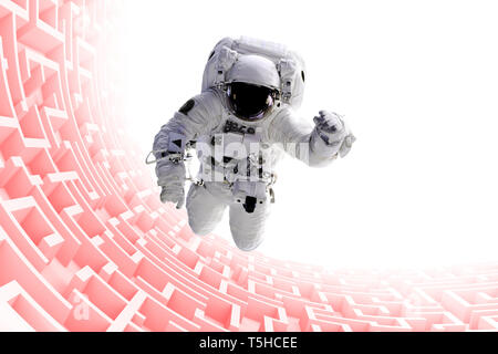 Astronauta su enorme labirinto infinito struttura Foto Stock